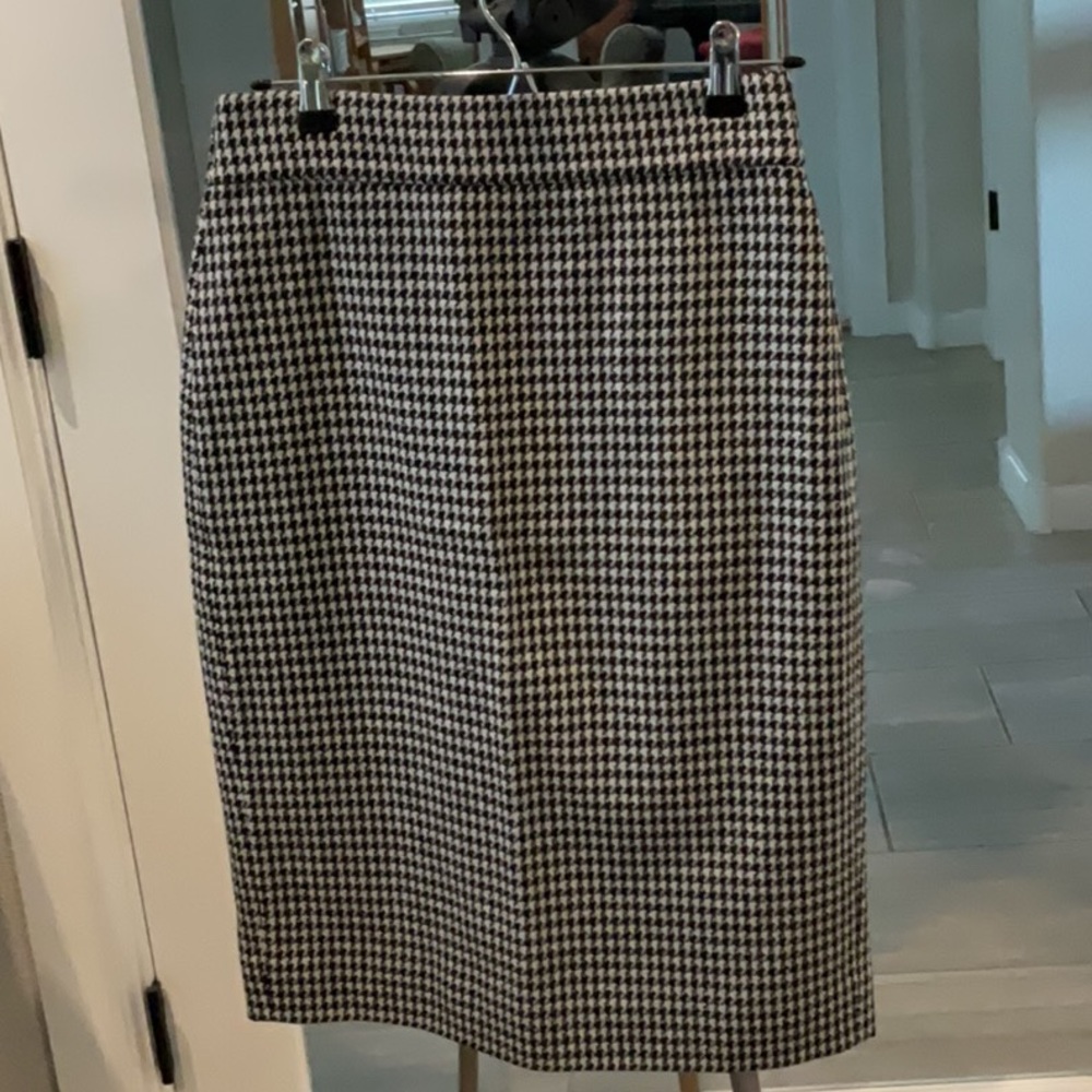 J Crew EUC Size 4 Black Ivory Herringbone Wool Pencil Skirt